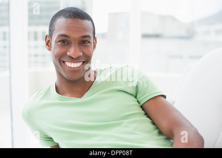 Porträt eines entspannt lächelnde junge Afro Stockfoto