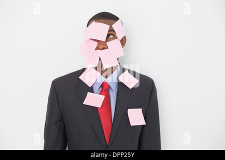 Junge Afro Geschäftsmann in leere Notizen bedeckt Stockfoto