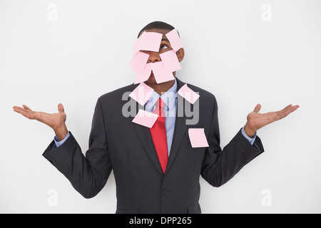 Junge Afro Geschäftsmann in leere Notizen bedeckt Stockfoto