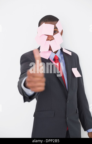 Afro Geschäftsmann in leere Notizen gestikulieren Daumen nach oben abgedeckt Stockfoto