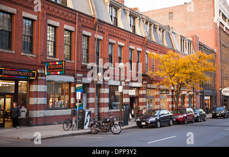 Newbury Street ist eine historische Einkaufsviertel in Boston. Stockfoto