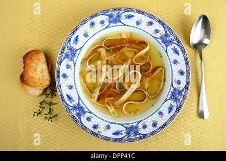 Pfannkuchen-Suppe in blaue Platte mit Brot, Ansicht von oben Stockfoto