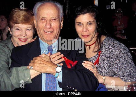 4. Januar 2006 - K1536RH. Amerikanische Theater Flügel jährliche Tony Party.Anne Jackson, Eli Wallach mit Tochter, Roberta. Rose Hartman-1995.ELIWALLACHRETRO (Kredit-Bild: © Globe Photos/ZUMAPRESS.com) Stockfoto