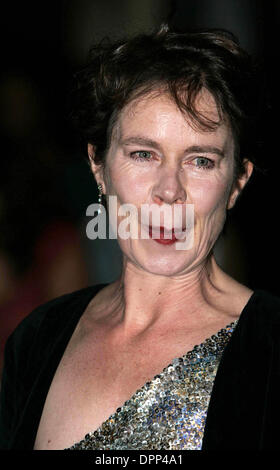 26. Februar 2006 - Leicester Square, LONDON, ENGLAND - CELIA IMRIE. BESUCHT DIE 2005 LAURENCE OLIVIER AWARDS IN LONDON HILTON HOTEL ON PARK LANE IN LONDON. SCHAUSPIELERIN... CELIA IMRIE. SCHAUSPIELERIN... 26.02.2006... ... K46974 (Kredit-Bild: © Globe Photos/ZUMAPRESS.com) Stockfoto