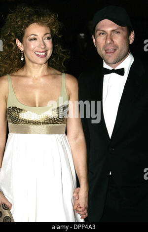 26. Februar 2006 - Leicester Square, LONDON, ENGLAND - ALEX KINGSTON mit CHRISTIAN SLATER. BESUCHT DIE 2005 LAURENCE OLIVIER AWARDS IN LONDON HILTON HOTEL ON PARK LANE IN LONDON. SCHAUSPIELERIN UND SCHAUSPIELER... ALEX KINGSTON MIT C.SLATER. SCHAUSPIELERIN UND SCHAUSPIELER... 26.02.2006... ... K46974 (Kredit-Bild: © Globe Photos/ZUMAPRESS.com) Stockfoto