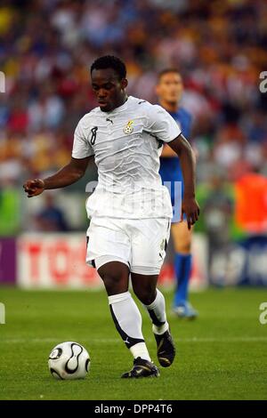 12. Juni 2006 - Hannover, Deutschland - K48288. ITALIEN GEGEN GHANA 06-12-2006.HANNOVER, DEUTSCHLAND. RICHARD VERKÄUFER-2006.MICHAEL ESSIEN IN AKTION. (Kredit-Bild: © Globe Photos/ZUMAPRESS.com) Stockfoto