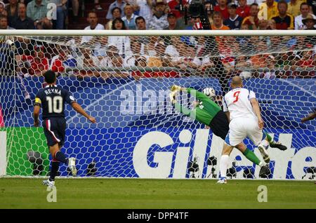 12. Juni 2006 - GELSENKIRCHEN, Deutschland - K48277. USA V TSCHECHISCHE REPUBLIK. GELSENKIRCHEN, DEUTSCHLAND 12.06.2006. STEWART KENDALL - - 2006.JAN KOLLER PUNKTET DEN OPENER. (Kredit-Bild: © Globe Photos/ZUMAPRESS.com) Stockfoto