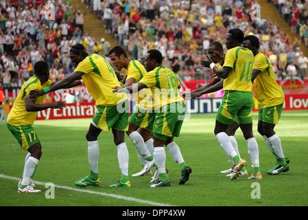 14. Juni 2006 - WM, Frankfurt am Main - K48286. KOREA GEGEN TOGO. WM-STADION, FRANKFURT AM MAIN, DEUTSCHLAND. 13.06.2006. STEWART KENDALL - - 2006.TOGO ZU FEIERN. (Kredit-Bild: © Globe Photos/ZUMAPRESS.com) Stockfoto