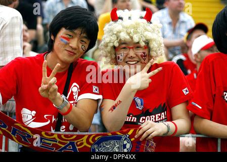 14. Juni 2006 - WM, Frankfurt am Main - K48286. KOREA GEGEN TOGO. WM-STADION, FRANKFURT AM MAIN, DEUTSCHLAND. 13.06.2006. STEWART KENDALL - - 2006.KOREA REPUBLIK FANS. (Kredit-Bild: © Globe Photos/ZUMAPRESS.com) Stockfoto