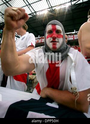 20. Juni 2006 - Publikumseingänge, Köln, Deutschland - ENGLAND-FAN. K48375. SCHWEDEN V ENGLAND. WM-STADION, KÖLN, FRANKREICH... 20.06.2006. STEWART KENDAL / / 2006. (Kredit-Bild: © Globe Photos/ZUMAPRESS.com) Stockfoto