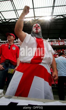 20. Juni 2006 - Publikumseingänge, Köln, Deutschland - ENGLAND-FAN. K48375. SCHWEDEN V ENGLAND. WM-STADION, KÖLN, FRANKREICH... 20.06.2006. STEWART KENDAL / / 2006. (Kredit-Bild: © Globe Photos/ZUMAPRESS.com) Stockfoto