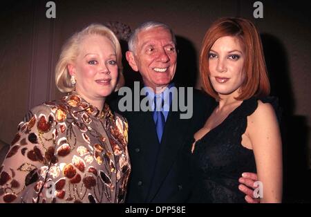 26. Juni 2006 - I2921TA. FOX TELEVISION PARTY. PERINO RESTAURANT, LOS ANGELES 01-16-1999.AARON RECHTSCHREIBUNG MIT FRAU CANDY SPELLING UND TOCHTER TORI SPELLING. TAMMIE ARROYO-(Kredit-Bild: © Globe Photos/ZUMAPRESS.com) Stockfoto