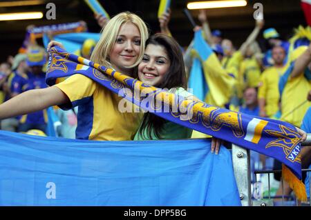 30. Juni 2006 - Aol Arena, HAMBURG, GERMANY - K48487. ITALIEN V UKRAINE. AOL ARENA, HAMBURG, DEUTSCHLAND 30.06.2006. STEWART KENDALL - - 2006..UKRAINE FANS. (Kredit-Bild: © Globe Photos/ZUMAPRESS.com) Stockfoto