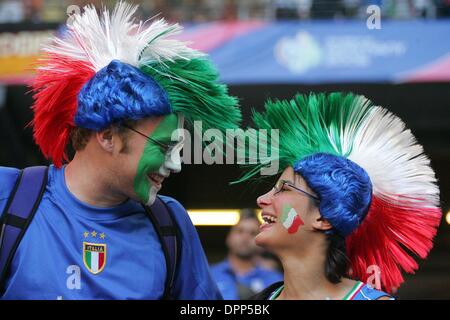 30. Juni 2006 - Aol Arena, HAMBURG, GERMANY - K48487. ITALIEN V UKRAINE. AOL ARENA, HAMBURG, DEUTSCHLAND 30.06.2006. STEWART KENDALL - - 2006.ITALY FANS. (Kredit-Bild: © Globe Photos/ZUMAPRESS.com) Stockfoto