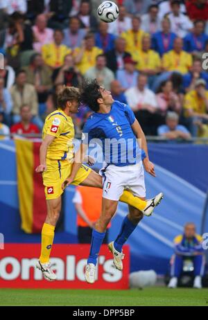 30. Juni 2006 - Aol Arena, HAMBURG, GERMANY - K48487. ITALIEN V UKRAINE. AOL ARENA, HAMBURG, DEUTSCHLAND 30.06.2006. STEWART KENDALL - - 2006.Viacheslav Sviderskiy & LUCA TONI. (Kredit-Bild: © Globe Photos/ZUMAPRESS.com) Stockfoto