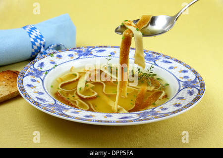 Pfannkuchen-Suppe in blaue Platte, Essen, Nahaufnahme Stockfoto