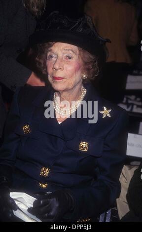 26. Juli 2006 - 11-02-1995.K3013RH BROOKE ASTOR. OSCAR DE LA RENTA FRÜHJAHR 1996-MODESCHAU. ROSE - HARTMAN (Kredit-Bild: © Globe Photos/ZUMAPRESS.com) Stockfoto