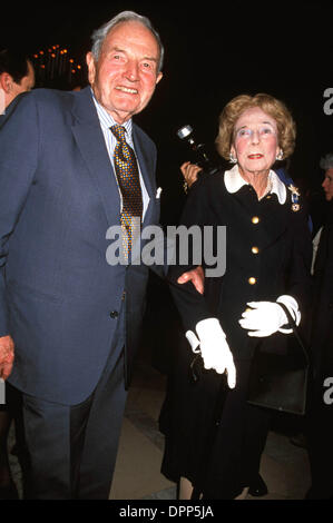 27. Juli 2006 - profitieren K23373RHART.2001 Bibliothek Löwen an der New York PUBLIC LIBRARY NEW YORK CITY 11-12-2001.DAVID ROCKEFELLER und BROOKE ASTOR. ROSE HARTMAN - BROOKEASTRORRETRO(Credit Image: © Globe Photos/ZUMAPRESS.com) Stockfoto