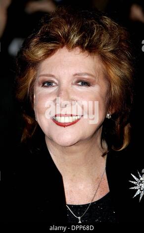 17. Oktober 2006 - Palace Theatre, LONDON, ENGLAND - K50296. CILLA BLACK. KOMMT FÜR DIE UK-PREMIERE VON "SPAMALOT", DIE NEUE WESTEN ENDE MONTY PYTHON INSPIRIERT SHOW IM PALACE THEATRE IN LONDON. EHEMALIGE SÄNGERIN UND MODERATORIN... CILLA BLACK. EHEMALIGE SÄNGERIN UND MODERATORIN... 17.10.2006. Tim Matthews / / 2006. (Kredit-Bild: © Globe Photos/ZUMAPRESS.com) Stockfoto