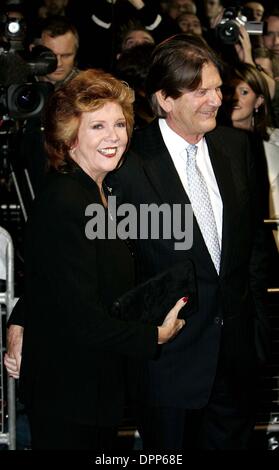 17. Oktober 2006 - Palace Theatre, LONDON, ENGLAND - K50296. CILLA BLACK. KOMMT MIT JOHN MADEJSKI FÜR DIE UK-PREMIERE VON "SPAMALOT", DIE NEUE WESTEN ENDE MONTY PYTHON INSPIRIERT SHOW IM PALACE THEATRE IN LONDON. EHEMALIGE SÄNGERIN UND MODERATORIN... CILLA BLACK. EHEMALIGE SÄNGERIN UND MODERATORIN... 17.10.2006. Tim Matthews / / 2006. (Kredit-Bild: © Globe Photos/ZUMAPRESS.com) Stockfoto