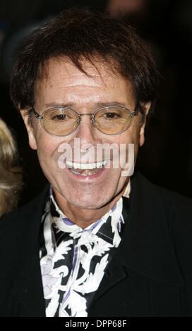 17. Oktober 2006 - Palace Theatre, LONDON, ENGLAND - SIR CLIFF RICHARD. KOMMT FÜR DIE UK-PREMIERE VON "SPAMALOT", DIE NEUE WESTEN ENDE MONTY PYTHON INSPIRIERT SHOW IM PALACE THEATRE IN LONDON. SÄNGERIN. TIM MATTHEWS - - 2006.K50296. (Kredit-Bild: © Globe Photos/ZUMAPRESS.com) Stockfoto