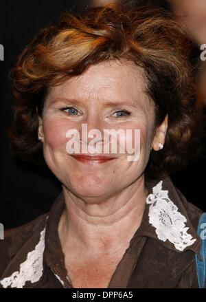 21. Oktober 2006 - das Odeon, LONDON - IMELDA STAUNTON. STRANGER THAN FICTION PREMIERE. DAS ODEON, LONDON 20.10.2006. STEWART KENDALL - - 2006.K50375 (Kredit-Bild: © Globe Photos/ZUMAPRESS.com) Stockfoto