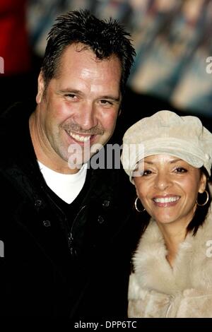 26. November 2006 - Imperiums, Leicester Square, LONDON, ENGLAND - DAVID SEAMAN und Frau. EX-FUßBALLER/TORWART... KOMMEN SIE FÜR DEN EUROPÄISCHEN FILMPREMIERE VON HAPPY FEET AN DAS REICH, LEICESTER SQUARE IN LONDON... 26.11.2006... .. K50843. (Kredit-Bild: © Globe Photos/ZUMAPRESS.com) Stockfoto