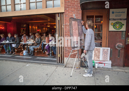 Ein Mann zeichnet Kunst auf seiner Staffelei in der Newbury Street in Boston, MA, USA. Stockfoto