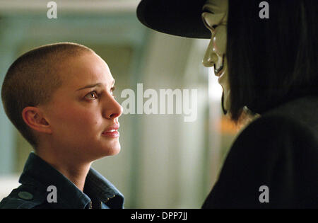 8. Februar 2006 - NATALIE PORTMAN als Evey und HUGO WEAVING als V in Warner Bros.-PicturesÃ• und virtuellen StudiosÃ• Action-Thriller Â "V wie Vendetta, Ã" von Warner Bros Pictures vertrieben... ... TV-FILM NOCH GELIEFERT WERDEN. K47200ES (Kredit-Bild: © Globe Photos/ZUMAPRESS.com) Stockfoto