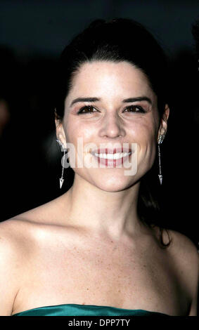 26. Februar 2006 - Leicester Square, LONDON, ENGLAND - NEVE CAMPBELL. BESUCHT DIE 2005 LAURENCE OLIVIER AWARDS IN LONDON HILTON HOTEL ON PARK LANE IN LONDON. SCHAUSPIELERIN... NEVE CAMPBELL. SCHAUSPIELERIN... 26.02.2006... ... K46974 (Kredit-Bild: © Globe Photos/ZUMAPRESS.com) Stockfoto