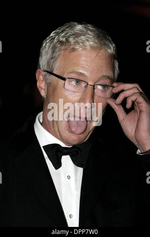 26. Februar 2006 - Leicester Square, LONDON, ENGLAND - PAUL O'GRADY. BESUCHT DIE 2005 LAURENCE OLIVIER AWARDS IN LONDON HILTON HOTEL ON PARK LANE IN LONDON. TV-MODERATORIN... PAUL O'GRADY. TV-MODERATORIN... 26.02.2006... ... K46974 (Kredit-Bild: © Globe Photos/ZUMAPRESS.com) Stockfoto