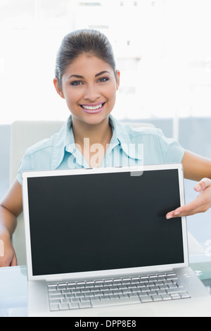 Geschäftsfrau mit Laptop im Büro Stockfoto