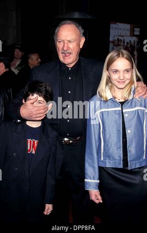 18. April 2006 - K23578TR.'' Die königliche Tannebaums'' Premiere.El Capitan Theatre, Hollywoo, d California... Gene Hackman, Jonah Meyerson, und. Irene Rodriguez... Tom Rodriguez - 2001.GENEHACKMANRETRO (Kredit-Bild: © Globe Photos/ZUMAPRESS.com) Stockfoto