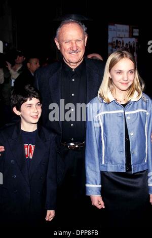 18. April 2006 - K23578TR.'' Die königliche Tannebaums'' Premiere.El Capitan Theatre, Hollywoo, d California... Gene Hackman, Jonah Meyerson, und. Irene Rodriguez... Tom Rodriguez - 2001.GENEHACKMANRETRO (Kredit-Bild: © Globe Photos/ZUMAPRESS.com) Stockfoto