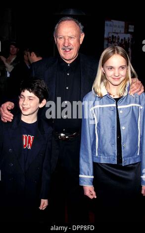 18. April 2006 - K23578TR.'' Die königliche Tannebaums'' Premiere.El Capitan Theatre, Hollywoo, d California... Gene Hackman, Jonah Meyerson, und. Irene Rodriguez... Tom Rodriguez - 2001.GENEHACKMANRETRO (Kredit-Bild: © Globe Photos/ZUMAPRESS.com) Stockfoto