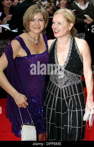 7. Mai 2006 - Grosvenor House Hotel, LONDON, ENGLAND - PENNY SMITH und M.FROSTRUP. KOMMT FÜR DEN 2006 NATIONAL BRITISH ACADEMY TELEVISION AWARDS IM GROSVENOR HOUSE HOTEL ON PARK LANE IN LONDON 07.05.2006. TIM MATTHEWS - - K47779 (Kredit-Bild: © Globe Photos/ZUMAPRESS.com) Stockfoto