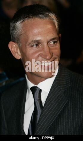 17. Oktober 2006 - Palace Theatre, LONDON, ENGLAND - GARY LINEKER. KOMMT FÜR DIE UK-PREMIERE VON "SPAMALOT", DIE NEUE WESTEN ENDE MONTY PYTHON INSPIRIERT SHOW IM PALACE THEATRE IN LONDON 17.10.2006. TIM MATTHEWS - - 2006.K50296 (Kredit-Bild: © Globe Photos/ZUMAPRESS.com) Stockfoto