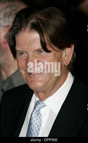 17. Oktober 2006 - Palace Theatre, LONDON, ENGLAND - JOHN MADEJSKI. KOMMT FÜR DIE UK-PREMIERE VON "SPAMALOT", DIE NEUE WESTEN ENDE MONTY PYTHON INSPIRIERT SHOW IM PALACE THEATRE IN LONDON 17.10.2006. TIM MATTHEWS - - 2006.K50296 (Kredit-Bild: © Globe Photos/ZUMAPRESS.com) Stockfoto