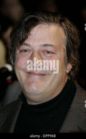 17. Oktober 2006 - Palace Theatre, LONDON, ENGLAND - STEPHEN FRY. KOMMT FÜR DIE UK-PREMIERE VON "SPAMALOT", DIE NEUE WESTEN ENDE MONTY PYTHON INSPIRIERT SHOW IM PALACE THEATRE IN LONDON 17.10.2006. TIM MATTHEWS - - 2006.K50296 (Kredit-Bild: © Globe Photos/ZUMAPRESS.com) Stockfoto