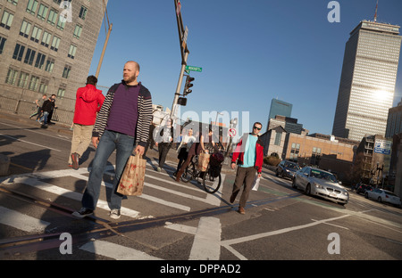 Menschen überqueren Sie die Straße an einer Kreuzung in Boston. Stockfoto