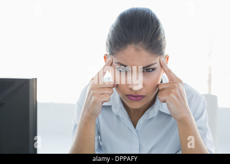 Geschäftsfrau, leiden unter Kopfschmerzen vor computer Stockfoto