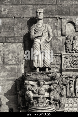 Statue von Simon Peter zugeschrieben Antelami an der Fassade der Kathedrale von Fidenza, Emilia-Romagna Stockfoto