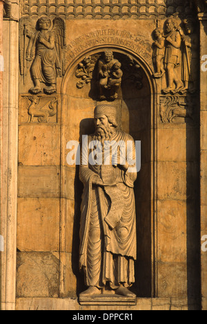 Benedetto Antelamis romanische Statue des Propheten Ezekiel steht in einer Nische an der Westfassade der Kathedrale von Fidenza Stockfoto