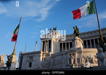 Italienische Flagge vor dem Nationaldenkmal für Victor Emmanuel II., Rom, Italien. Stockfoto