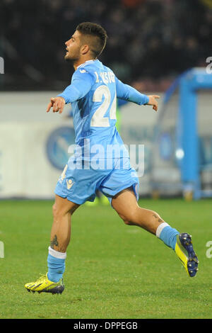 Neapel, Italien 14. Januar 2014. Lorenzo Insigne des SSC Napoli feiert nach seinem Tor beim Fußball / Fußball: italienische TIM Cup-match zwischen SSC Napoli und Atalanta BC im Stadio San Paolo in Neapel, Italien. Bildnachweis: Franco Romano/Alamy Live-Nachrichten Stockfoto