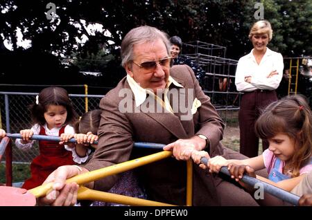 10. Januar 2006 - Ed McMahon mit blinden Kindern... Michleson / EDMCMAHONRETRO (Kredit-Bild: © Globe Photos/ZUMAPRESS.com) Stockfoto