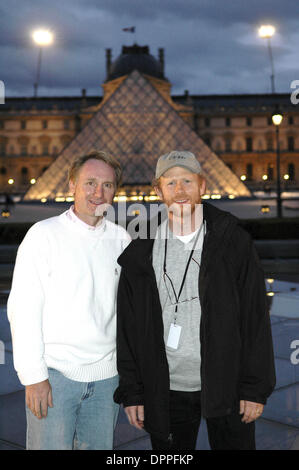 19. April 2006 - 31 Ã DF-00263 r Â Schriftsteller Dan Brown (l) und Regisseur Ron Howard vor dem Louvre-Museum während der Dreharbeiten von Columbia PicturesÃ• spannender Thriller The Da Vinci Code... K48086ES. TV-FILM NOCH. VON Fotos geliefert (Kredit-Bild: © Globe Photos/ZUMAPRESS.com) Stockfoto