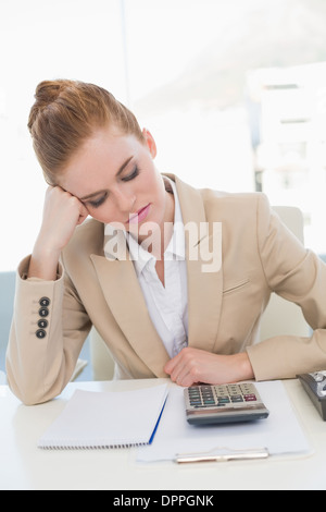 Müde junge Geschäftsfrau ruht am Schreibtisch Stockfoto