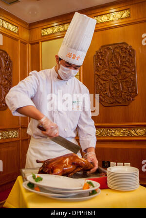 Peking, China. 26. Oktober 2006. Ein Koch schnitzt eine gebratene Ente in Peking-Ente-Restaurant, eine bekannte Sehenswürdigkeit in Peking, Hauptstadt der Republik China. © Arnold Drapkin/ZUMAPRESS.com/Alamy Live-Nachrichten Stockfoto