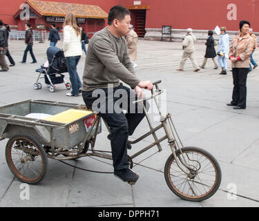 Peking, China. 26. Oktober 2006. Ein Mann reitet auf einen dreirädrigen Fahrrad-Wagen in Peking, Hauptstadt der Volksrepublik China © Arnold Drapkin/ZUMAPRESS.com/Alamy Live-Nachrichten Stockfoto